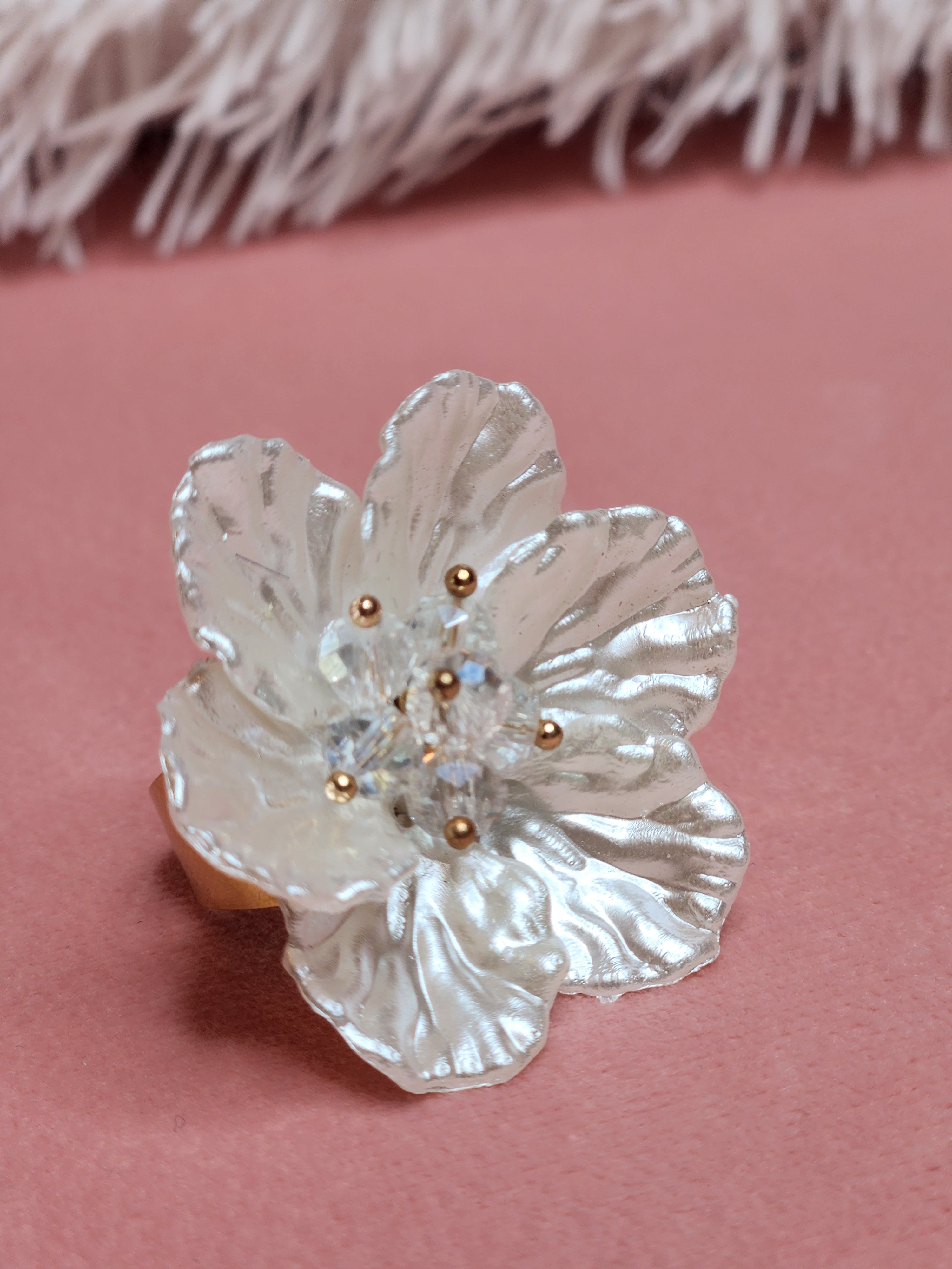 ANELLO FIORE BIANCO PERLATO ACRILICO E ACCIAIO DORATO