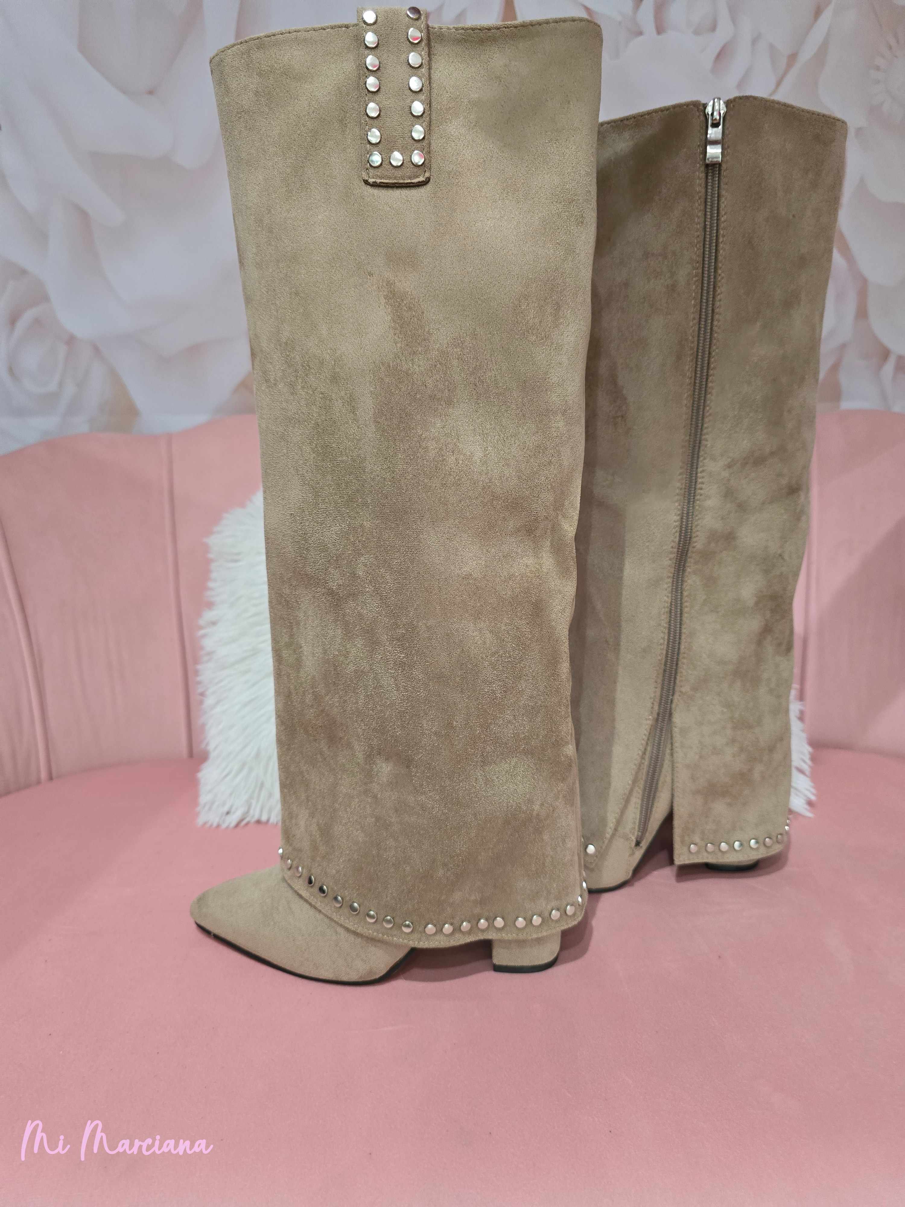 BOTAS POLIPIEL TACHUELAS BEIGE