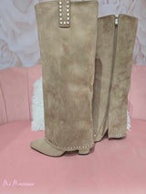 BOTAS POLIPIEL TACHUELAS BEIGE