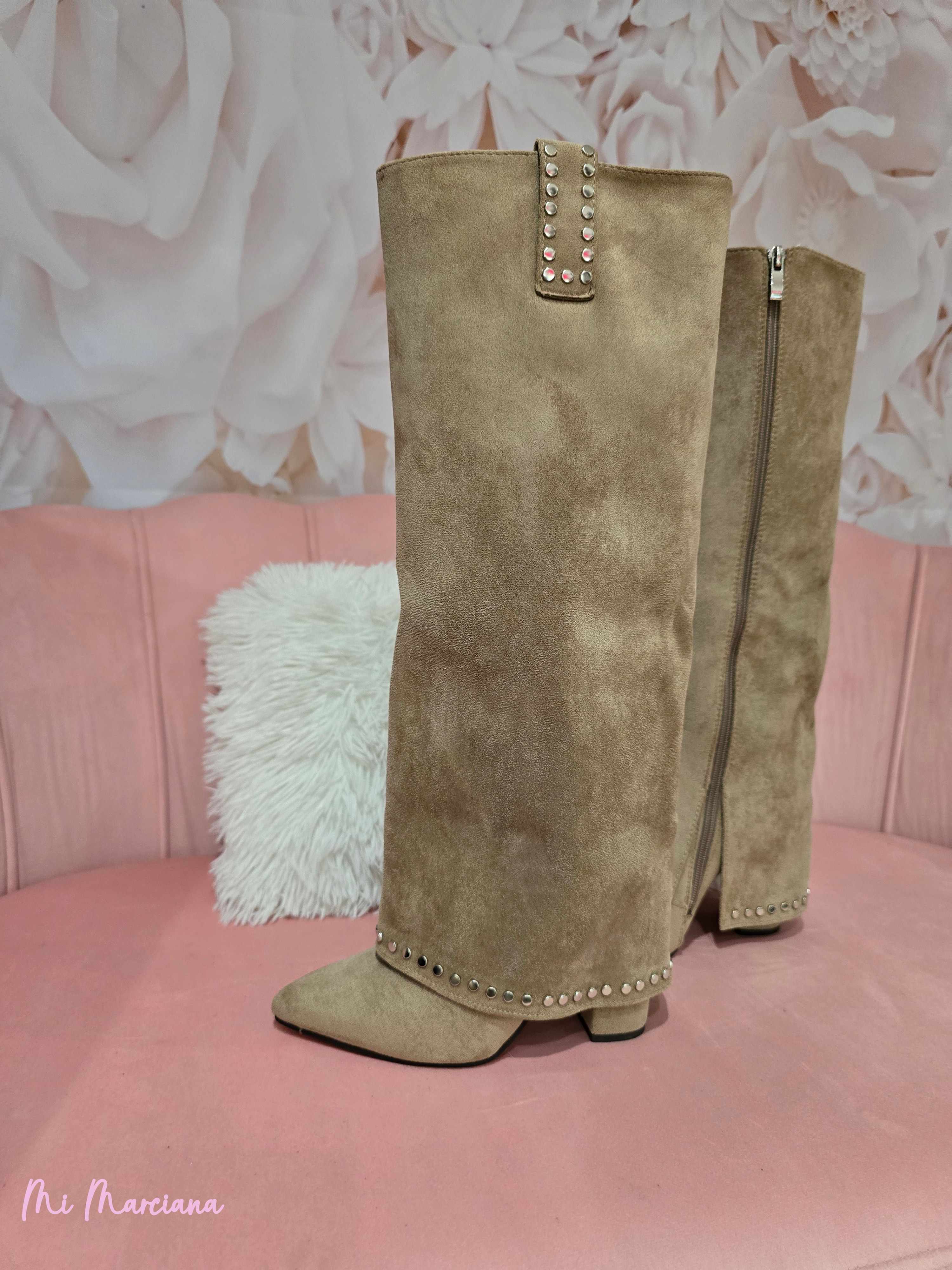 BOTAS POLIPIEL TACHUELAS BEIGE