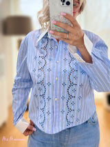 CAMISA AZUL COM RISCAS BORDADAS