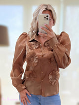 CAMISA ORGANZA COM FLORES DE CHOCOLATE