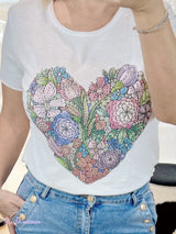 T-SHIRT BRANCA COM FLORES DE CORAÇÃO