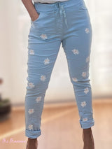 JEANS ARRUGADOS AZUL MARGARITAS BLANCAS