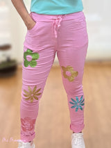 JEANS ENRUGADO COM FLORES ROSA GLITTER