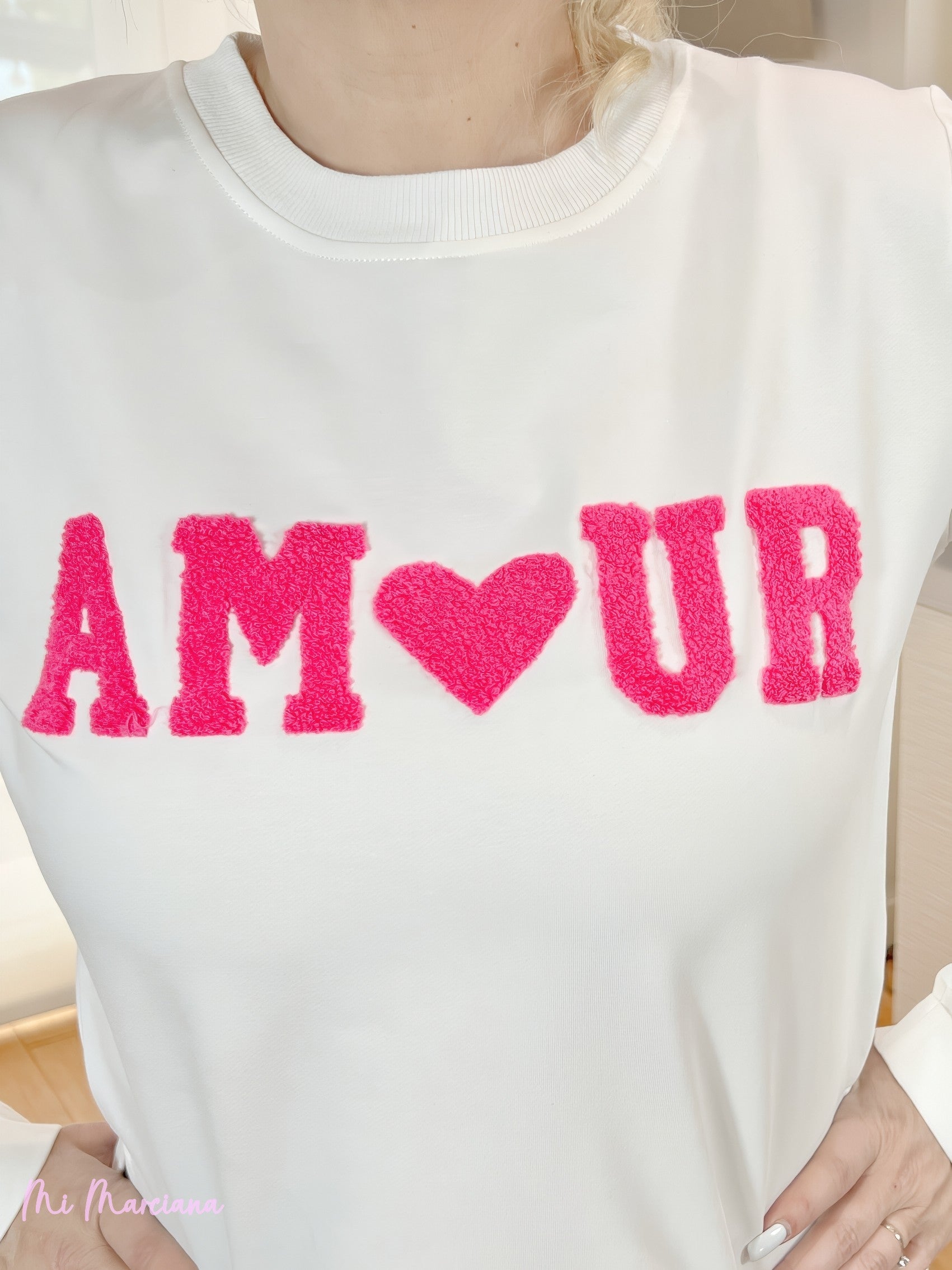 SUDADERA AMOUR FELPA BLANCA CON BAJO CAMISA