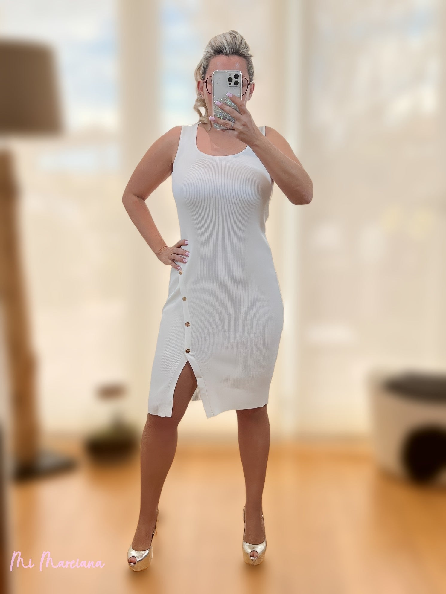 VESTIDO MIDI CANAL BRANCO COM BOTÕES DOURADOS