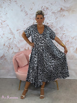 VESTIDO OVERSIZE ANIMAL PRINT ESCOTE PICO MANGAS